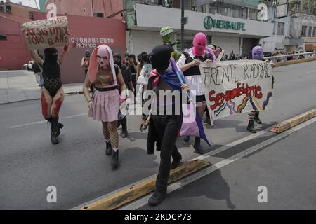 I membri di Frente Radikal Sexodisidente e la Tianguis disidente, dimostrano contro la marcia LGBTTTIQA+ Pride su Insurgentes Avenue a Città del Messico, in rifiuto della commercializzazione e la perdita di rispetto per tutte le persone di questa comunità a causa del falso bombardamento di pubblicità amichevole e la mancanza di lotta per eliminare la discriminazione, l'omofobia e la transfobia in tutte le sue forme. (Foto di Gerardo Vieyra/NurPhoto) Foto Stock