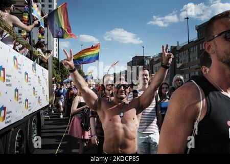 Equality Parade 2022 a Varsavia, Polonia, celebra la libertà, festeggia, balla e canta per l'uguaglianza, ma anche la crescente consapevolezza della guerra in Ucraina. Varsavia, Polonia, il 25 giugno 2022. (Foto di Piotr Lapinski/NurPhoto) Foto Stock