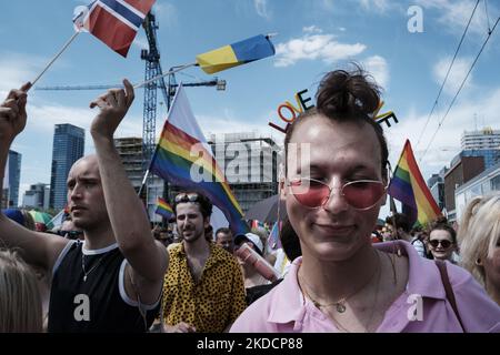 Equality Parade 2022 a Varsavia, Polonia, celebra la libertà, festeggia, balla e canta per l'uguaglianza, ma anche la crescente consapevolezza della guerra in Ucraina. Varsavia, Polonia, il 25 giugno 2022. (Foto di Piotr Lapinski/NurPhoto) Foto Stock