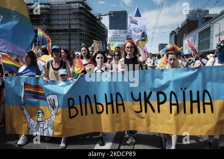 Equality Parade 2022 a Varsavia, Polonia, celebra la libertà, festeggia, balla e canta per l'uguaglianza, ma anche la crescente consapevolezza della guerra in Ucraina. Varsavia, Polonia, il 25 giugno 2022. (Foto di Piotr Lapinski/NurPhoto) Foto Stock