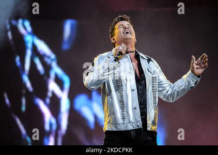 Carlos Vives si esibisce durante il 30th° anniversario dei concerti Cadena 100 presso lo Stadio Wanda Metropolitano il 25 giugno 2022 a Madrid, Spagna. (Foto di Oscar Gonzalez/NurPhoto) Foto Stock