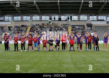 I giocatori di Thunder si allineano con le mascotte prima della partita del campionato TRA Newcastle Thunder e Workington Town a Kingston Park, Newcastle, domenica 26th giugno 2022. (Foto di Chris Lishman/MI News/NurPhoto) Foto Stock