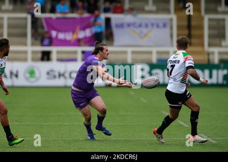 Craig Mullen di Newcastle Thunder si scarica durante la partita di campionato TRA Newcastle Thunder e Workington Town a Kingston Park, Newcastle, domenica 26th giugno 2022. (Foto di Chris Lishman/MI News/NurPhoto) Foto Stock