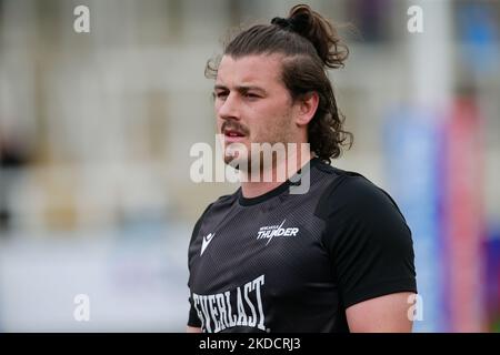 Craig Mullen di Newcastle Thunder viene raffigurato durante il warm-up per la partita del campionato TRA Newcastle Thunder e Workington Town a Kingston Park, Newcastle, domenica 26th giugno 2022. (Foto di Chris Lishman/MI News/NurPhoto) Foto Stock