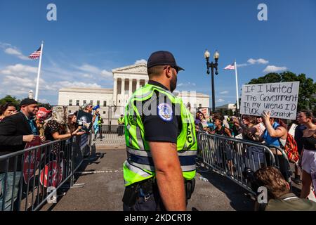 Gli ufficiali della polizia del Campidoglio separano i manifestanti pro-scelta e anti-aborto mentre discutono alla Corte Suprema il secondo giorno dopo che ha emesso il parere su Dobbs contro JWHO. Il parere inverte il diritto federale all'aborto deciso 49 anni fa in Roe Vota contro Wade, permettendo ad ogni Stato di stabilire le proprie leggi. Erano presenti centinaia di sostenitori della scelta e circa una dozzina di manifestanti anti anti anti-aborto. (Foto di Allison Bailey/NurPhoto) Foto Stock