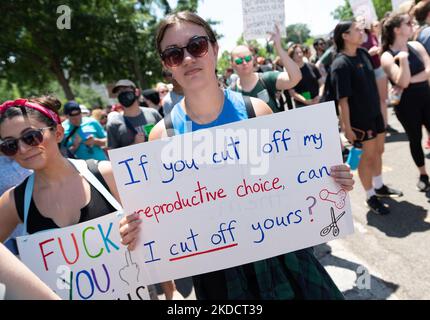 I manifestanti si radunano al di fuori della Corte Suprema degli Stati Uniti dopo la sentenza Roe V Wade del 25th giugno 2022. (Foto di Zach D Roberts/NurPhoto) Foto Stock