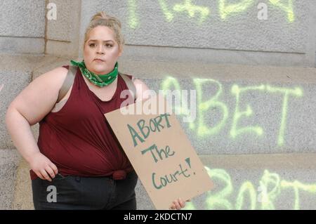 Una donna che risponde al ribaltamento del precedente di lunga data stabilito da Roe v Wade mostra la sua mancanza di fede nella Corte Suprema in un raduno a Philadelphia, PA, il 24 giugno 2022. (Foto di Cory Clark/NurPhoto) Foto Stock