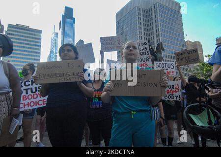 Milioni di donne americane sono uscite per chiedere il diritto al proprio corpo e il diritto di prendere decisioni riproduttive per se stesse, a Philadelphia, PA, il 24 giugno 2022. (Foto di Cory Clark/NurPhoto) Foto Stock