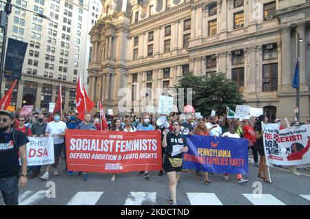 Migliaia di filadelfi marciarono intorno al Municipio dopo che la Corte Suprema rovesciò Roe v Wade, ponendo fine al diritto delle donne di prendere le proprie decisioni riproduttive, a Philadelphia, PA, il 24 giugno 2022. (Foto di Cory Clark/NurPhoto) Foto Stock