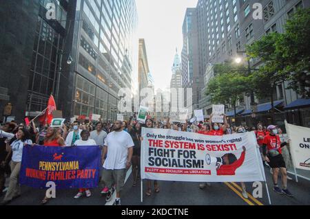 Migliaia di donne hanno marciato per Market Street in risposta alla Corte Suprema che ha posto fine ai diritti riproduttivi delle donne in America, a Philadelphia, PA, il 24 giugno 2022. (Foto di Cory Clark/NurPhoto) Foto Stock