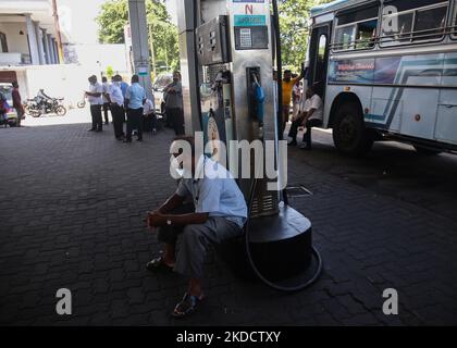 Persone che cercano di acquistare carburante in una stazione di servizio a Colombo, Sri Lanka, 27 giugno 2022. Foto Stock