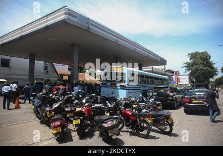 Gli automobilisti aspettano di comprare carburante in una stazione di servizio a Colombo, Sri Lanka, 27 giugno 2022. Foto Stock