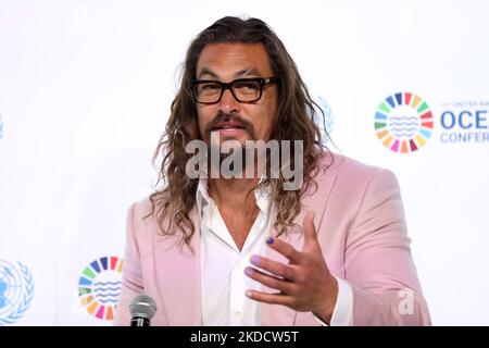 Jason Momoa, la star del cinema AMERICANO e attivista oceanico, parla durante la Conferenza oceanica delle Nazioni Unite a Lisbona, Portogallo, il 27 giugno 2022. (Foto di Pedro FiÃºza/NurPhoto) Foto Stock