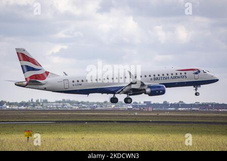 British Airways Embraer ERJ-190 ( ERJ-190-100 SR o ERJ-190SR ) aereo visto volare e atterrare all'aeroporto Schiphol di Amsterdam. L'aereo a corpo stretto ha la registrazione G-LCYM ed è gestito da BA CityFlyer che collega la capitale olandese all'aeroporto di London City. British Airways BA è il vettore di bandiera del Regno Unito, con sede a Londra con il principale hub dell'aeroporto di Heathrow. È il secondo vettore aereo più grande del Regno Unito facente parte del gruppo IAG International Airlines e membro dell'alleanza oneworld nel settore dell'aviazione. Molti aeroporti europei hanno subito ritardi di volo e cancellazioni a causa del t Foto Stock