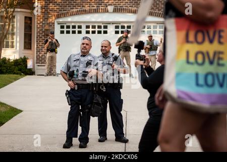 Due ufficiali della polizia della contea di Fairfax osservano i manifestanti pro-choice che passano davanti alla Corte Suprema di giustizia, la casa di Samuel Alito ad Alessandria, Virginia. La gente ha iniziato a protestare al di fuori delle case della giustizia dopo la fuga del progetto di opinione che avrebbe rovesolato Roe contro Wade e ha continuato a dimostrare al di fuori di tutte le 6 case dei giudici conservatori. (Foto di Allison Bailey/NurPhoto) Foto Stock