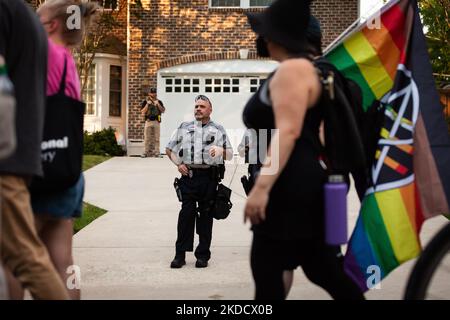 Un ufficiale della polizia della contea di Fairfax guarda come i manifestanti pro-scelta camminano davanti alla Corte Suprema Giustizia la casa di Samuel Alito ad Alessandria, Virginia. La gente ha iniziato a protestare al di fuori delle case della giustizia dopo la fuga del progetto di opinione che avrebbe rovesolato Roe contro Wade e ha continuato a dimostrare al di fuori di tutte le 6 case dei giudici conservatori. (Foto di Allison Bailey/NurPhoto) Foto Stock