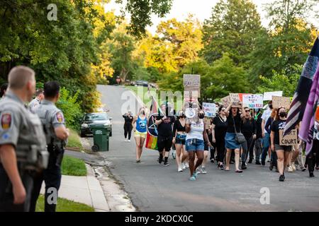 Gli ufficiali della polizia della contea di Fairfax osservano i manifestanti pro-scelta che passano davanti alla Corte Suprema di giustizia la casa di Samuel Alito ad Alessandria, Virginia. La gente ha iniziato a protestare al di fuori delle case della giustizia dopo la fuga del progetto di opinione che avrebbe rovesolato Roe contro Wade e ha continuato a dimostrare al di fuori di tutte le 6 case dei giudici conservatori. (Foto di Allison Bailey/NurPhoto) Foto Stock