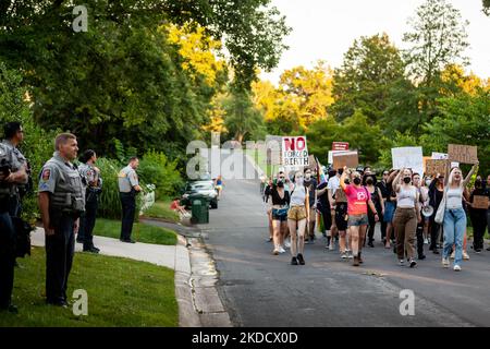 Gli ufficiali della polizia della contea di Fairfax osservano i manifestanti pro-scelta che passano davanti alla Corte Suprema di giustizia la casa di Samuel Alito ad Alessandria, Virginia. La gente ha iniziato a protestare al di fuori delle case della giustizia dopo la fuga del progetto di opinione che avrebbe rovesolato Roe contro Wade e ha continuato a dimostrare al di fuori di tutte le 6 case dei giudici conservatori. (Foto di Allison Bailey/NurPhoto) Foto Stock