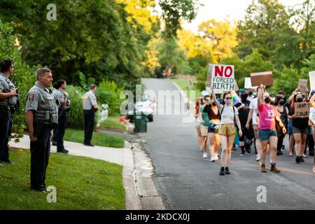 Gli ufficiali della polizia della contea di Fairfax osservano i manifestanti pro-scelta che passano davanti alla Corte Suprema di giustizia la casa di Samuel Alito ad Alessandria, Virginia. La gente ha iniziato a protestare al di fuori delle case della giustizia dopo la fuga del progetto di opinione che avrebbe rovesolato Roe contro Wade e ha continuato a dimostrare al di fuori di tutte le 6 case dei giudici conservatori. (Foto di Allison Bailey/NurPhoto) Foto Stock