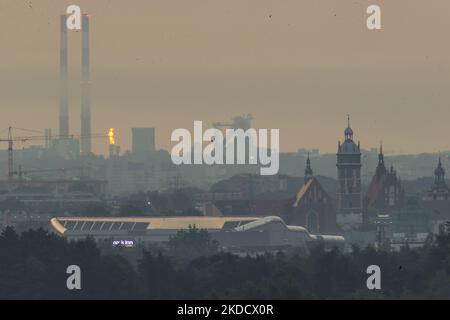 Una vista dell'area di Nowa Huta subito all'alba. Martedì 28 giugno 2022, a Cracovia, Malopolskie Voivodato, Polonia. (Foto di Artur Widak/NurPhoto) Foto Stock