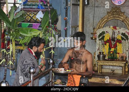 Il prete indù Tamil recita preghiere in un piccolo tempio sulla strada a Chennai, Tamil Nadu, India. (Foto di Creative Touch Imaging Ltd./NurPhoto) Foto Stock