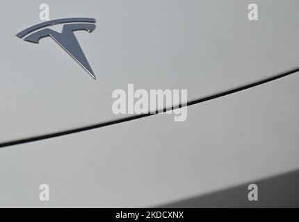 Logo Tesla e auto parcheggiata nel centro di Edmonton. Venerdì 20 maggio 2022 a Edmonton, Alberta, Canada. (Foto di Artur Widak/NurPhoto) Foto Stock