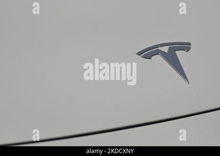 Logo Tesla e auto parcheggiata nel centro di Edmonton. Venerdì 20 maggio 2022 a Edmonton, Alberta, Canada. (Foto di Artur Widak/NurPhoto) Foto Stock