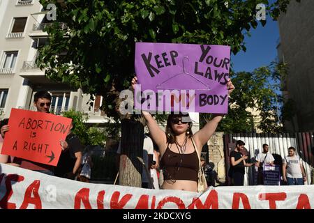 Atene, Grecia. 28th giugno 2022. I manifestanti hanno striscioni a sostegno dell'aborto. I manifestanti che detengono striscioni e cartelli a sostegno dei diritti di aborto si sono riuniti al di fuori dell'ambasciata degli Stati Uniti ad Atene, in Grecia, a seguito di una decisione della Corte Suprema degli Stati Uniti che ha permesso agli stati di vietare l'aborto. (Foto di Nicolas Koutsokostas/NurPhoto) Foto Stock
