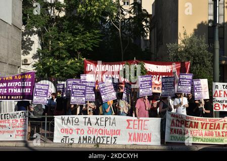 Atene, Grecia. 28th giugno 2022. I manifestanti che detengono striscioni e cartelli a sostegno dei diritti di aborto si sono riuniti al di fuori dell'ambasciata degli Stati Uniti ad Atene, in Grecia, a seguito di una decisione della Corte Suprema degli Stati Uniti che ha permesso agli stati di vietare l'aborto. (Foto di Nicolas Koutsokostas/NurPhoto) Foto Stock