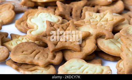 Biscotti al burro di Natale fatti in casa. Biscotto con fiocco di neve. Concetto di celebrazione dello spirito di Natale Foto Stock