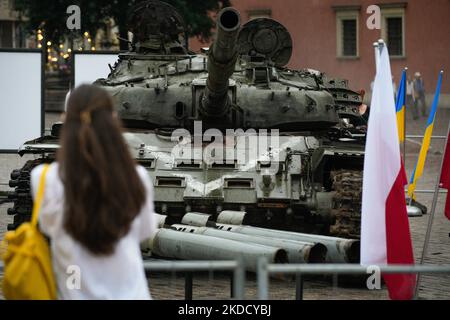 Un carro armato russo T-72 con un segno a V dipinto sulla parte anteriore è visto vicino al Castello reale di Varsavia, in Polonia, il 28 giugno 2022. Due carri armati dell'esercito russo distrutti sono in mostra sulla Piazza del Castello nella Città Vecchia dopo essere stati trasportati dall'Ucraina. Uno dei carri armati, un T-72 è stato distrutto nel distretto di Buka vicino a Kyiv, dove a marzo l'esercito russo ha commesso esecuzioni di massa di civili. Il secondo serbatoio in esposizione è un Howitzer semovente 2S19 Msta del peso di circa 42 mila chili. (Foto di Str/NurPhoto) Foto Stock