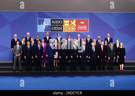 I leader posano per la foto di famiglia durante il Vertice NATO di Madrid, Spagna, il 29 giugno 2022. (Foto di Jakub Porzycki/NurPhoto) Foto Stock