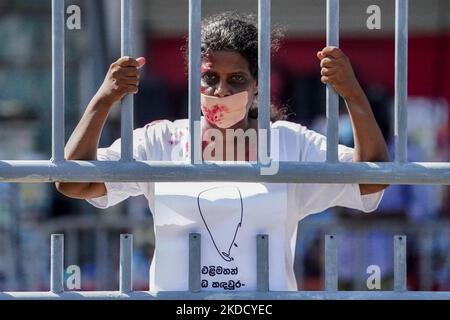 Una donna in una protesta creativa che chiede le dimissioni del presidente dello Sri Lanka Gotabhaya Rajapaksa. 29 giugno 2022 Colombo, Sri Lanka (Foto di Thilina Kaluthotage/NurPhoto) Foto Stock