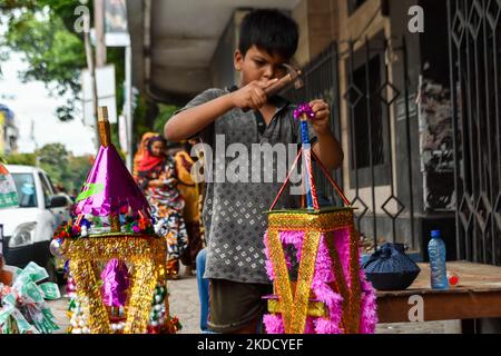 Si vede un piccolo bambino che decora un carro di legno in vista della celebrazione di Rathyatra a Kolkata , in India , il 29 giugno 2022 . Rathyatra è una celebrazione annuale di indù per commemorare la visita del Signore Jaganath al tempio di Gundicha vicino Puri , Odisha . (Foto di Debarchan Chatterjee/NurPhoto) Foto Stock