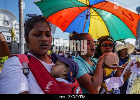 Due madri protestano con i loro figli, chiedendo le dimissioni del presidente dello Sri Lanka Gotabhaya Rajapaksa. 29 giugno 2022 Colombo, Sri Lanka (Foto di Thilina Kaluthotage/NurPhoto) Foto Stock