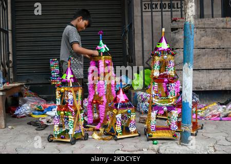 Si vede un piccolo bambino che decora un carro di legno in vista della celebrazione di Rathyatra a Kolkata , in India , il 29 giugno 2022 . Rathyatra è una celebrazione annuale di indù per commemorare la visita del Signore Jaganath al tempio di Gundicha vicino Puri , Odisha . (Foto di Debarchan Chatterjee/NurPhoto) Foto Stock