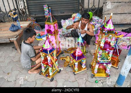 Si vede un piccolo bambino che decora un carro di legno in vista della celebrazione di Rathyatra a Kolkata , in India , il 29 giugno 2022 . Rathyatra è una celebrazione annuale di indù per commemorare la visita del Signore Jaganath al tempio di Gundicha vicino Puri , Odisha . (Foto di Debarchan Chatterjee/NurPhoto) Foto Stock