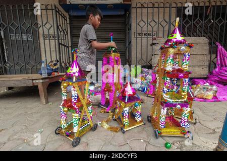 Si vede un piccolo bambino che decora un carro di legno in vista della celebrazione di Rathyatra a Kolkata , in India , il 29 giugno 2022 . Rathyatra è una celebrazione annuale di indù per commemorare la visita del Signore Jaganath al tempio di Gundicha vicino Puri , Odisha . (Foto di Debarchan Chatterjee/NurPhoto) Foto Stock
