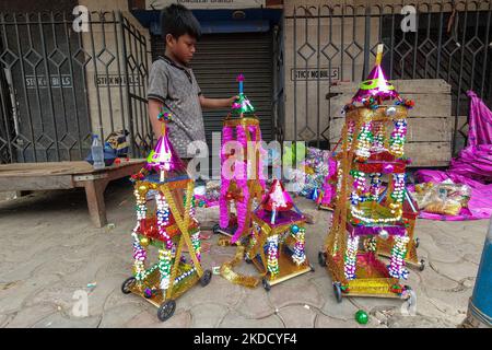 Si vede un piccolo bambino che decora un carro di legno in vista della celebrazione di Rathyatra a Kolkata , in India , il 29 giugno 2022 . Rathyatra è una celebrazione annuale di indù per commemorare la visita del Signore Jaganath al tempio di Gundicha vicino Puri , Odisha . (Foto di Debarchan Chatterjee/NurPhoto) Foto Stock