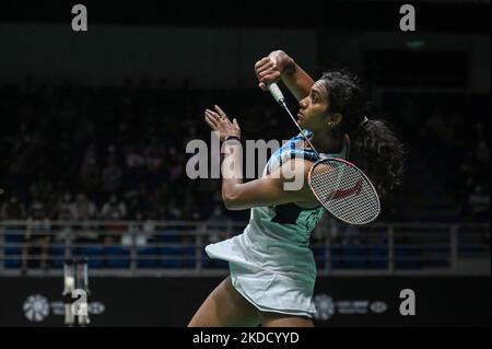 Pusarla Venkata Sindhu dell'India compete nella partita femminile di primo turno contro Pornpawee Chochuwong della Thailandia il secondo giorno del Petronas Malaysia Open all'Axiata Arena il 29 giugno 2022 a Kuala Lumpur, Malesia. (Foto di Zahim Mohd/NurPhoto) Foto Stock