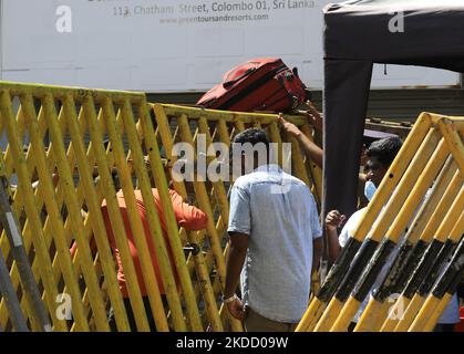 Gli abitanti dello Sri Lanka si spostano attraverso una barricata vicino alla residenza ufficiale del presidente Gotabaya Rajapaksa a Colombo, Sri Lanka. 29 giugno 2022. (Foto di Tharaka Basnayaka/NurPhoto) Foto Stock