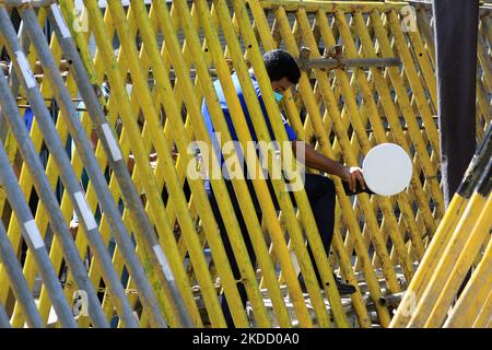 Un soldato dello Sri Lanka attraversa una barricata vicino alla residenza ufficiale del presidente Gotabaya Rajapaksa a Colombo, Sri Lanka. 29 giugno 2022. (Foto di Tharaka Basnayaka/NurPhoto) Foto Stock