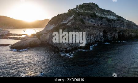 Una vista drone di Ischia Sant'Angelo all'alba, sull'isola di Ischia, Italia, il 30 giugno 2022. (Foto di Manuel Romano/NurPhoto) Foto Stock