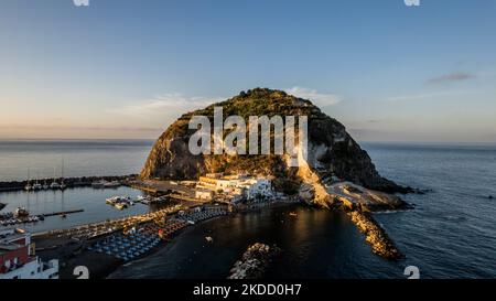 Una vista drone di Ischia Sant'Angelo all'alba, sull'isola di Ischia, Italia, il 30 giugno 2022. (Foto di Manuel Romano/NurPhoto) Foto Stock