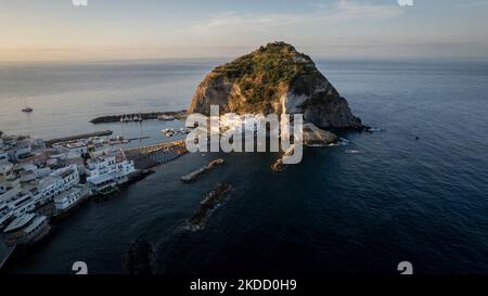 Una vista drone di Ischia Sant'Angelo all'alba, sull'isola di Ischia, Italia, il 30 giugno 2022. (Foto di Manuel Romano/NurPhoto) Foto Stock