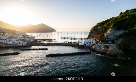 Una vista drone di Ischia Sant'Angelo all'alba, sull'isola di Ischia, Italia, il 30 giugno 2022. (Foto di Manuel Romano/NurPhoto) Foto Stock