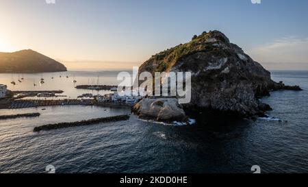 Una vista drone di Ischia Sant'Angelo all'alba, sull'isola di Ischia, Italia, il 30 giugno 2022. (Foto di Manuel Romano/NurPhoto) Foto Stock