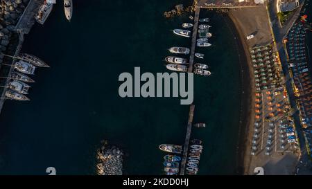 Una vista in drone delle barche nel porto di Ischia Sant'Angelo all'alba, nell'isola di Ischia, Italia, il 30 giugno 2022. (Foto di Manuel Romano/NurPhoto) Foto Stock