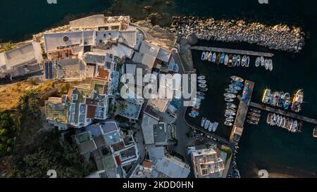 Una vista drone delle case e del porto di Ischia Sant'Angelo all'alba, nell'isola di Ischia, Italia, il 30 giugno 2022. (Foto di Manuel Romano/NurPhoto) Foto Stock