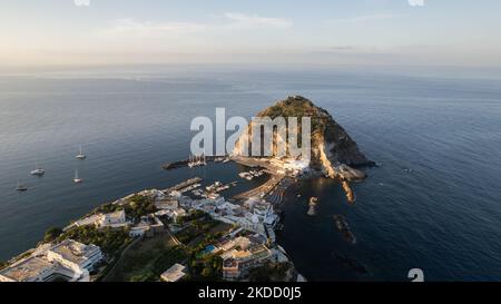 Una vista drone di Ischia Sant'Angelo all'alba, sull'isola di Ischia, Italia, il 30 giugno 2022. (Foto di Manuel Romano/NurPhoto) Foto Stock